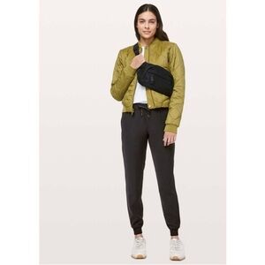 like new Lululemon On the fly jogger travel woven 6 28”